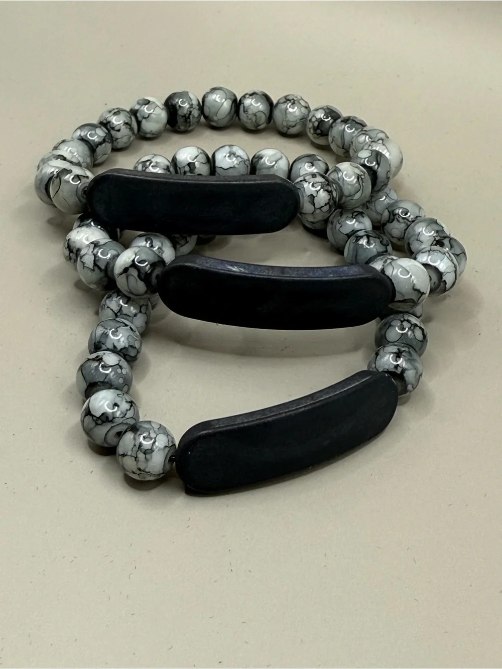 Unisex,Marbled Gray Bead Stretch Bracelet with Black Bar